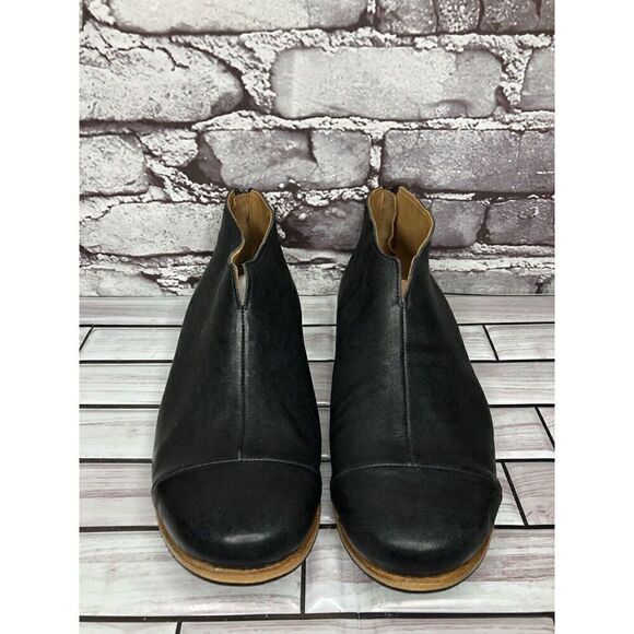 Cliff Dweller Vibram Black Leather Slip On Cap Toe Flats Women’s Sz 38.5EU/8M US - Picture 16 of 16